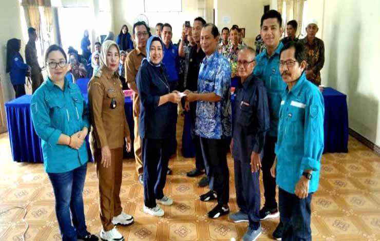 Ketua DPRD Barito Utara Serahkan Bantuan Dana kepada Koperasi Parajakian