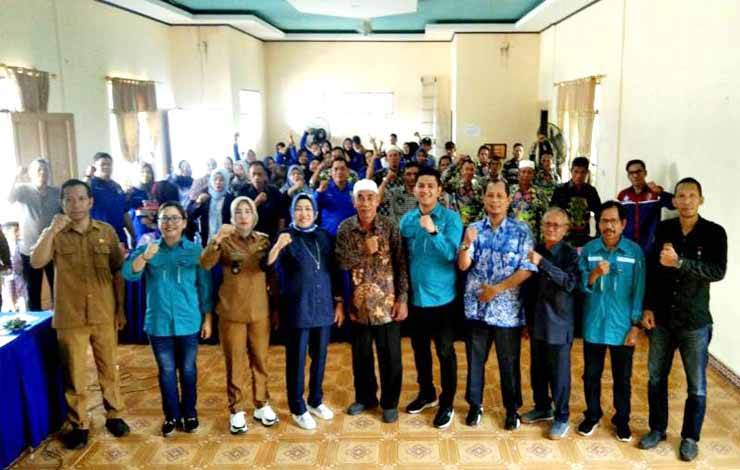Ketua DPRD Barito Utara, Hj Mery Rukaini didampingi Sekcam Teweh Tengah, Kades Lemo II, Sekdes Lemo II, foto bersama warga desa Lemo II usai kunjungan reses. (foto: Dhani)