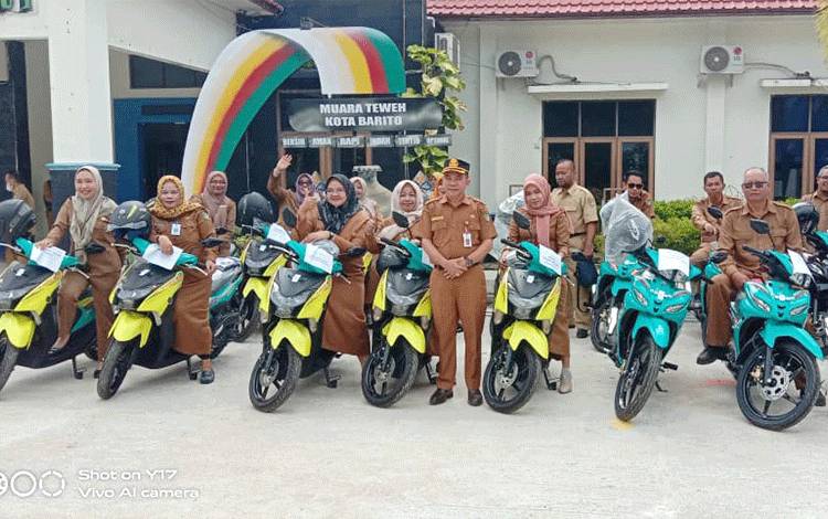 Kepala Bidang Pendidikan Dasar (Dikdas) pada Disdik Barito Utara Samsul Astorijaya menandatangani berita acara serah terima barang 20 unit kendaraan roda dua yang disaksikan Kadis Pendidikan Syahmiludin A Surapati di halaman Disdik, Senin, 6 November 2023. (Foto: Dhani)