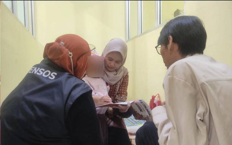 Petugas BBPPKS?Regional IV Kalimantan mengunjungi anak telantar yang ditemukan warga di belakang SPBU Jalan Tjilik Riwut Sampit, Senin, 6 November 2023. (FOTO:IST)