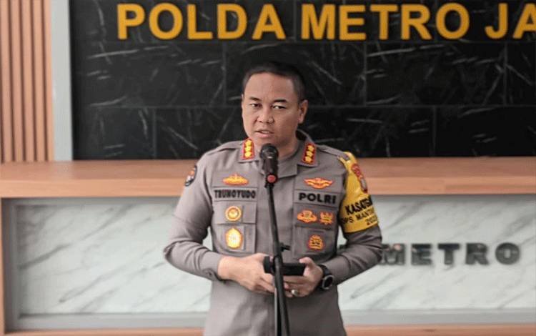 Kabid Humas Polda Metro Jaya Kombes Pol Trunoyudo Wisnu Andiko saat diwawancarai di Jakarta, Jumat (3/11/2023). ANTARA/Ilham Kausar