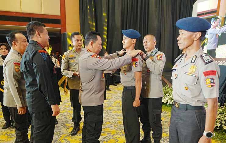 Kapolri Jenderal Pol. Listyo Sigit Prabowo menyematkan tanda kenaikan pangkat kepada personel Polri yang berprestasi dalam acara Rakorbin SDM Polri 2023 di Jakarta, Selasa (7/11/2023). ANTARA/HO-SDM Polri