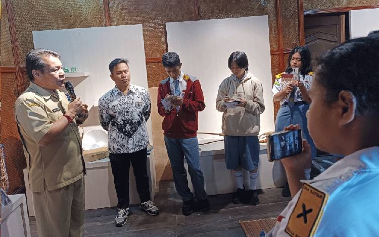 Guru dan Siswa SMA di Gunung Mas Menikmati Kunjungannya ke Museum Mini