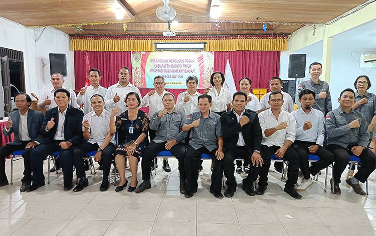 Foto bersama usai pelantikan DPK PGPI-P Barito Timur di GBI Taniran Kecamatan Benua Lima, Selasa 7 November 2023. (FOTO: BOLE MALO)