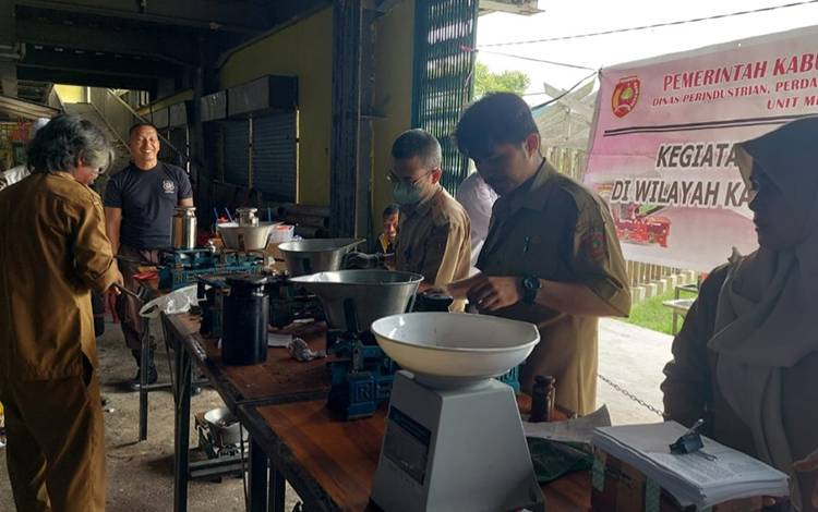 DisperindakopUKM Kobar Lakukan Tera Ulang Alat Ukur dan Timbangan di Tiga Kecamatan