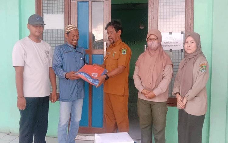 Warga Terdampak Kebakaran Rumah di Desa Anjir Serapat Timur Terima Bantuan