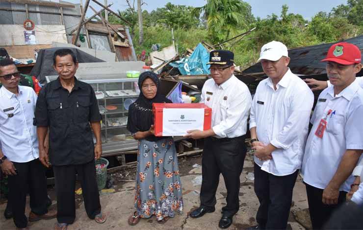 Warga yang Rumahnya Rusak Diterjang Angin Kencang Terima Bantuan