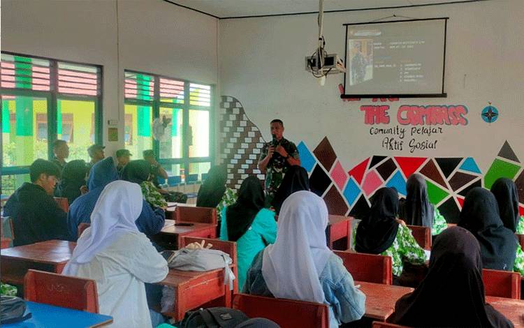 Sambangi SMA Ubudiyah, Danramil Mantangai Berikan Materi Wawasan Kebangsaan