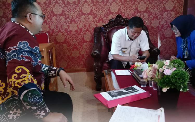 Pj Bupati Seruyan Minta Bank Kalteng Terus Berinivasi Tingkatkan Pelayanan