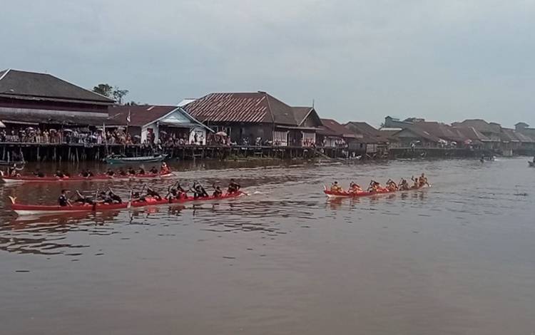 Puluhan Tim Adu Kecepatan di Sungai Arut dalam Lomba Dayung Bupati Cup 2023