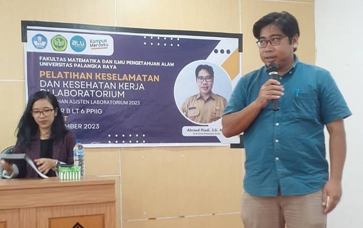 Kepala UPTD Laboratorium Lingkungan Palangka Raya Ajarkan Mahasiswa Tentang K3