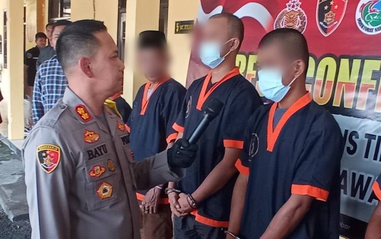 Kapolres Kobar AKBP Bayu Wicaksono saat menanyai tersangka FS (20) penghuni salah satu barakan di Pangkalan Bun, Kabupaten Kobar yang merekam 2 tetangga barakannya yang sedang mandi menggunakan handphone