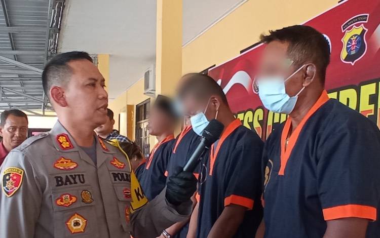 Kapolres Kobar AKBP Bayu Wicaksono saat menanyai tersangka pemerkosaan anak dibawah umur dalam rilis kasus yang digelar, Kamis, 9 November 2023