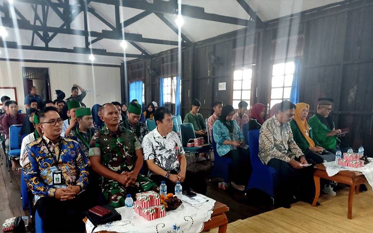 Himpunan Mahasiswa Islam (HMI) Komisariat Lafran Pane Muara Teweh melaksanakan kegiatan latihan kader I yang dibuka Staf Ahli Bupati Bidang Hukum dan Politik Drs H Ardian, Kamis 9 November 2023 di rumah Betang Muara Teweh. (Foto: Dhani)
