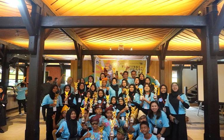 Penutupan PTBI Provinsi Wilayah I Kalimantan Tengah dengan pengumuman pemenang berbagai lomba.(FOTO: Dokumentasi Balai Bahasa Kalteng)