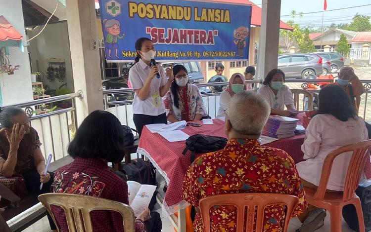 ?Penyuluhan kesehatan Geriatri bersama UPT Puskesmas Bukit Hindu di Pos Layanan Terpadu (Posyandu) Lansia Sejahtera. (FOTO: IST)