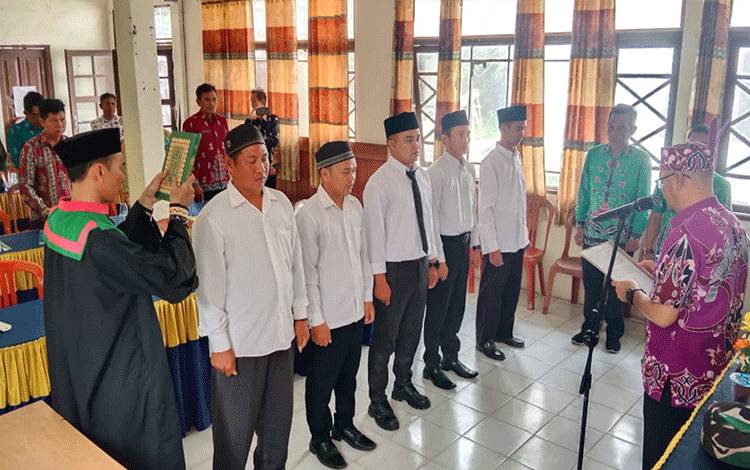 Camat Kapuas Timur Lantik PAW Anggota BPD dari 4 Desa