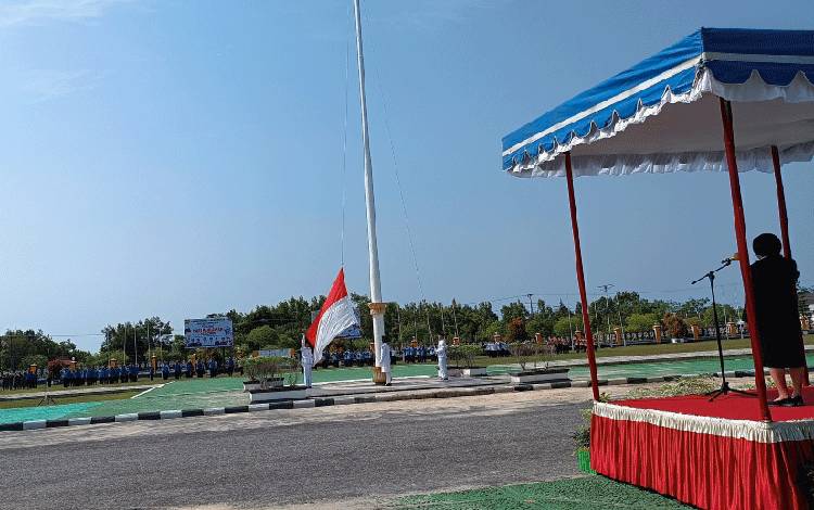Situasi upacara peringatan Hari Pahlawan tahun 2023 di halaman kantor Bupati Gunung Mas, Jumat, 10 November 2023. (FOTO: RISKA YULYANA)?