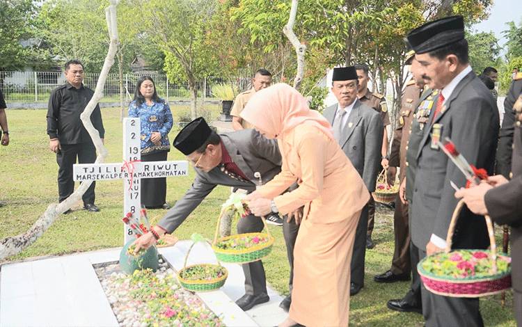 Sekda Kalteng Peringati Hari Pahlawan dengan Ziarah dan Tabur Bunga