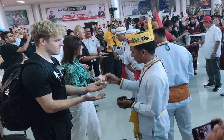 Tiba di Palangka Raya, Rombongan Atlet UCI MTB World Championship Terima Ritual Tampung Tawar