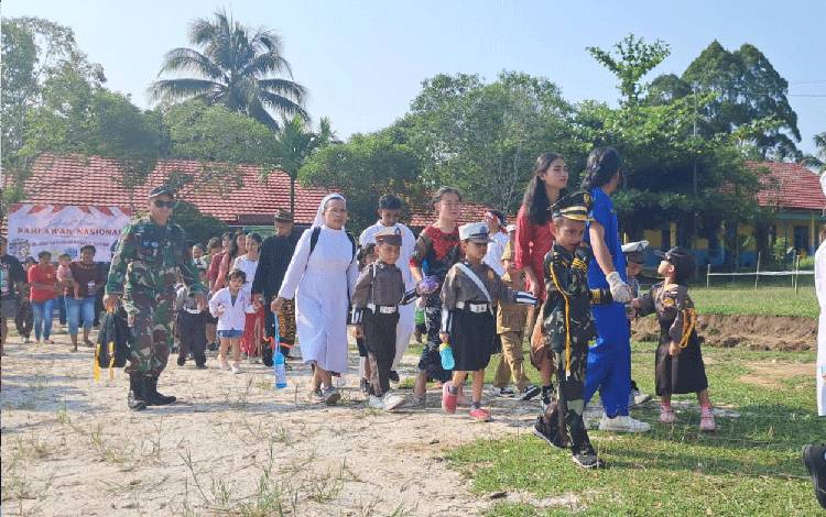 Siswa TK hingga SMA Katolik di Kuala Kurun Melaksanakan Parade Peringati Hari Pahlawan
