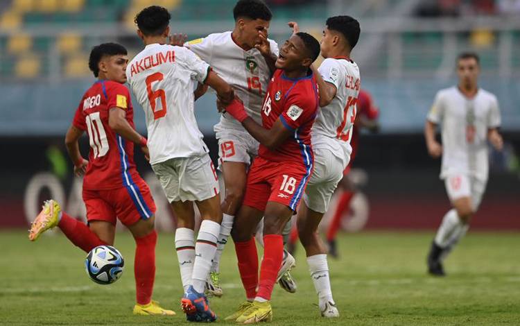 Sejumlah pemain terlibat bentrok saat pertandingan antara Timnas Panama melawan Timnas Maroko dalam penyisihan Grup A Piala Dunia U-17 2023 di Stadion Gelora Bung Tomo, Surabaya, Jawa Timur, Jumat (10/11/2023). ANTARA FOTO/Aditya Pradana Putra/rwa. (ADITYA PRADANA PUTRA/ADITYA PRADANA PUTRA)