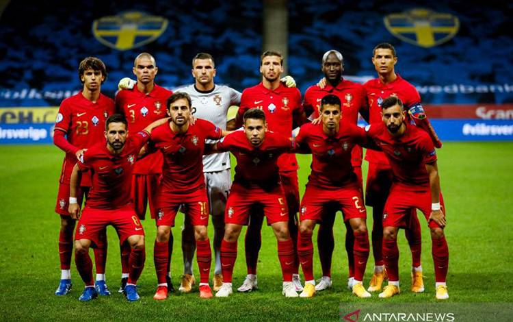 Arsip - Para pemain timnas Portugal untuk pertandingan UEFA Nations League football kontra Swedia pada 8 September 2020 di Solna, Swedia: (baris depan, kiri ke kanan) Bernardo Silva, Joao Moutinho, Raphael Guerreiro, Joao Cancelo dan Bruno Fernandes; (baris belakang kiri ke kanan) Joao Felix, Pepe, Anthony Lopes (kiper), Ruben Dias, Danilo dan Cristiano Ronaldo. (Photo by Diogo PINTO / POOL / AFP) (AFP/DIOGO PINTO)