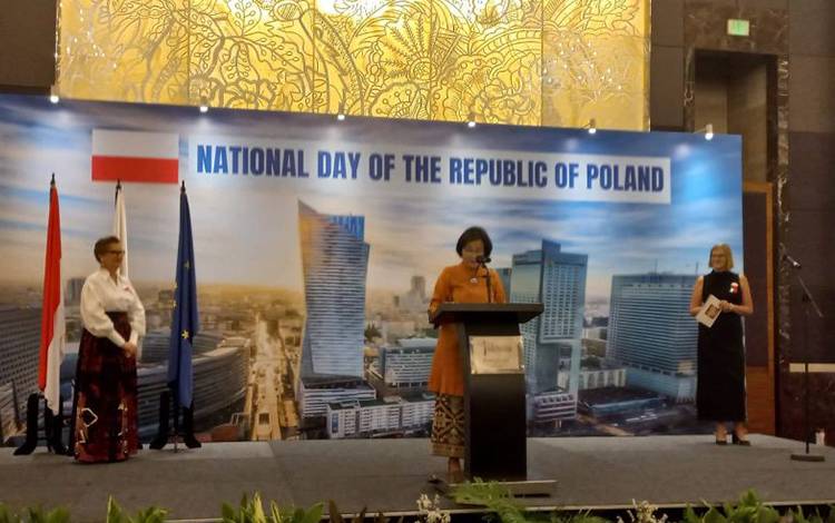 Menteri Keuangan Indonesia Sri Mulyani (tengah), yang diundang oleh Duta Besar Polandia untuk Indonesia Beata Stoczynska (kiri) untuk menghadiri acara Hari Nasional Polandia di Jakarta, Jumat (10/11/2023), memberikan sambutan di atas panggung. (ANTARA/Cindy Frishanti)