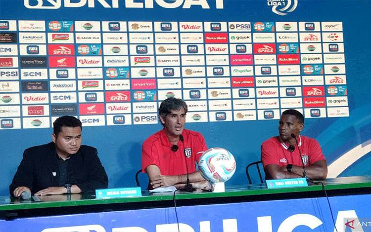 Pelatih Kepala Bali United Stefano Cugurra (tengah) bersama gelandang Eber Bessa dalam jumpa pers di Stadion Kapten I Wayan Dipta, Kabupaten Gianyar, Bali, Sabtu (11/11/2023) ANTARA/Dewa Ketut Sudiarta Wiguna
