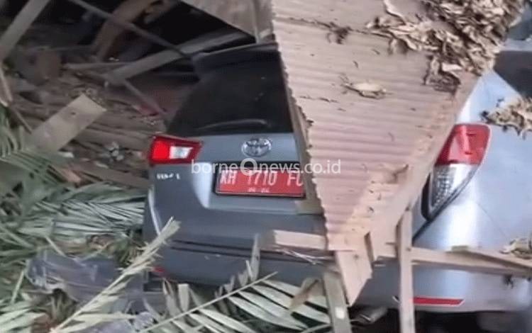 Mobil Plat Merah Seruduk Bangunan Warga di Jalan Tjilik Riwut Kotim