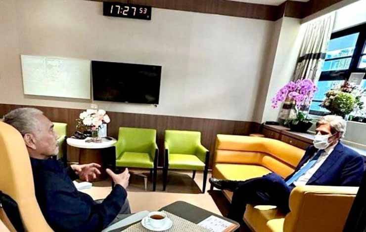 Luhut Bertemu John Kerry di Tengah Masa Pemulihan di Singapura