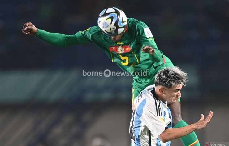 Pesepak bola Timnas Senegal Boubacar Ba (atas) berebut bola dengan pesepak bola Timnas Argentina Santiago Lopez (bawah) saat pertandingan fase Grup D Piala Dunia U-17 2023 di Stadion Si Jalak Harupat, Kabupaten Bandung, Jawa Barat, Sabtu (11/11/2023). ANTARA FOTO/Wahyu Putro A/app/nz.