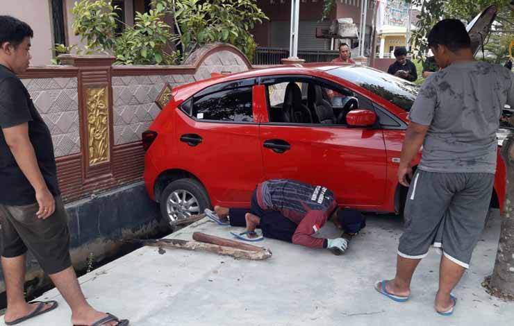 Ditinggal Belanja, Brio Merah Terperosok di Drainase