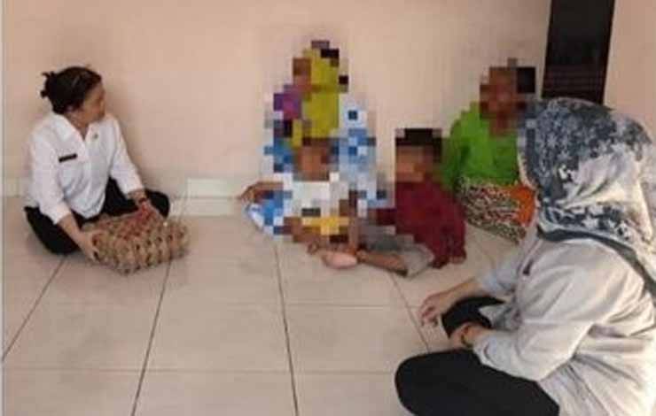 Tim Gerebek Stunting DisdaldukKBP3AM saat menyerahkan bantuan telur (Foto : IST)