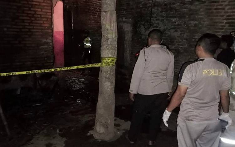 Seorang Nenek Sebatang Kara Meninggal di Rumahnya yang Terbakar