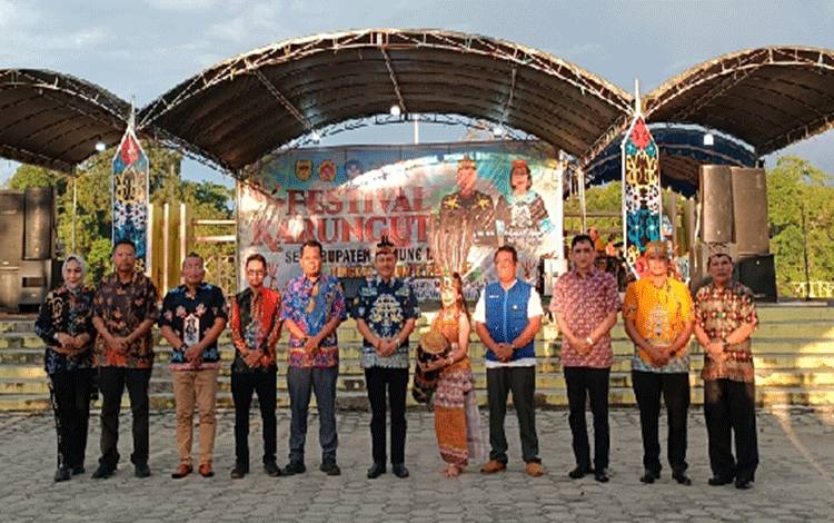 Bupati Gunung Mas Jaya S Monong beroto dengan Ketua Pelaksana kegiatan Festival Karungut Epdi Candra, Ketua Karang Taruna Gunung Mas Isnaini dan lainnya, Minggu, 12 November 2023. (FOTO: IST)