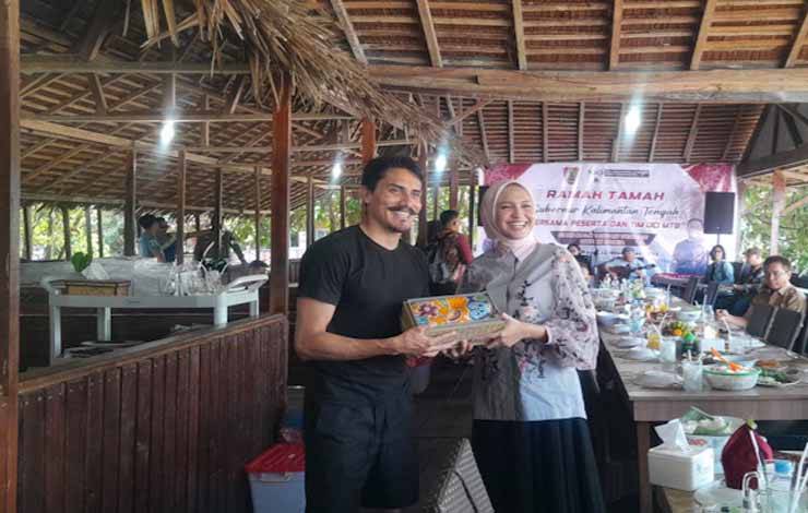 Ivo Sugianto Sabran Kenalkan Batik Kalteng ke Tamu Mancanegara