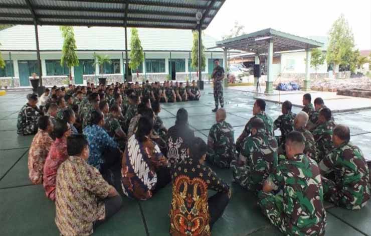 Dandim 1014/Pbn Letkol Arm Yoga Permana Saat memberikan arahan pada anggotanya. (FOTO : Kodim 1014/Pbn)