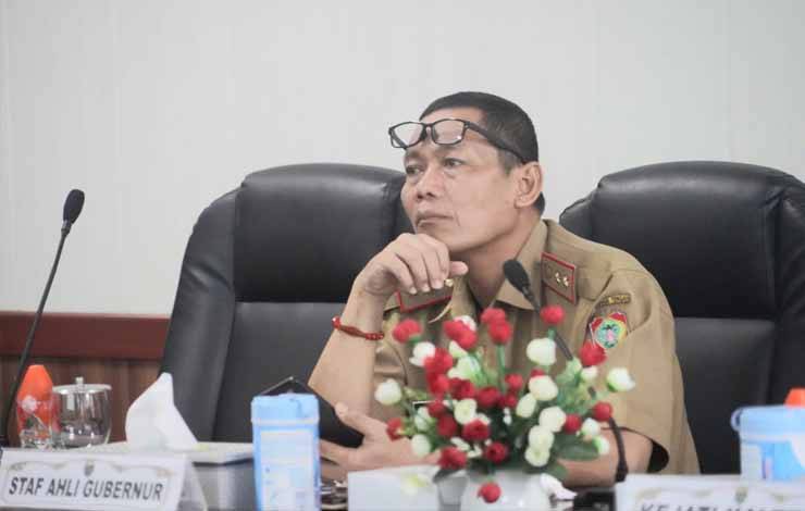 Staf Ahli Gubernur Bidang Ekonomi, Keuangan dan Pembangunan Kalteng, Yuas Elko saat mengikuti rakor secara virtual, Senin, 13 November 2023. (FOTO:RIZALDI/ALDO)