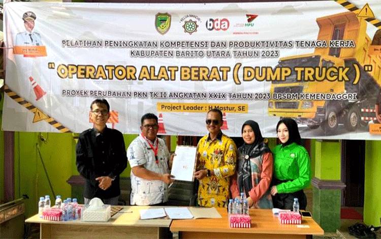 Kadis Nakertranskop UKM Barito Utara, M Mastur teken MoU dengan Lembaga Pelatihan Kerja (LPK) Kelua Mandiri, di Kelua Kabupaten Tabalong, Kalsel. (Foto: Dhani)