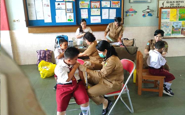 Imunisasi diberikan kepada siswa kelas I, II dan B SDK Santa Maria pada Selasa, 14 November 2023.(FOTO: TESTI PRISCILLA)