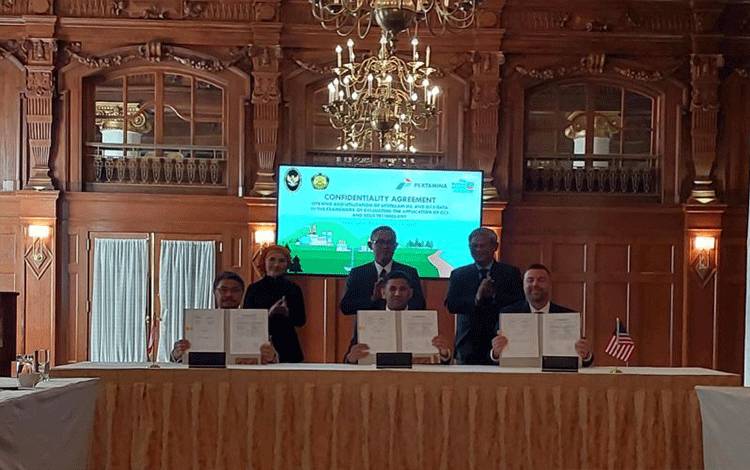 Suasana penandatanganan kerja sama antara Pertamina dan Chevron mengenai pengembangan teknologi penangkapan dan penyimpanan karbon (CCS) serta penangkapan, pemanfaatan, dan penyimpanan karbon (CCUS). ANTARA/HO-Pertamina