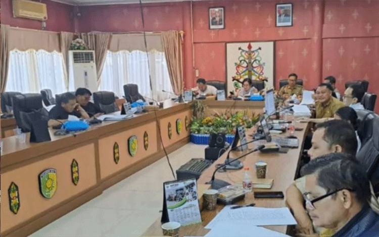 Rapat Bapemperda DPRD Palangka Raya membahas Raperda Inisiatif. (FOTO: SETWAN)