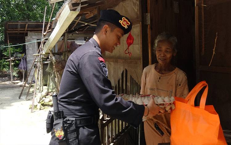 Satbrimob Polda Kalteng Gelar Bakti Sosial di Tangkiling