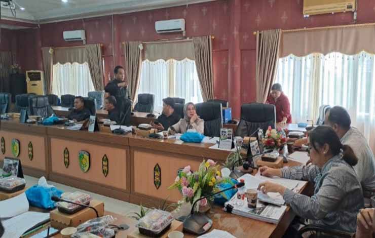 Rapat Bapemperda DPRD Palangka Raya bersama OPD Pemko bahas Raperda Inisiatif. (FOTO: HUMAS)