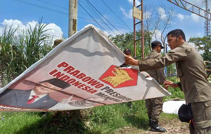 Bawaslu Kotim Tertibkan Alat Peraga Sosialisasi Peserta Pemilu 2024