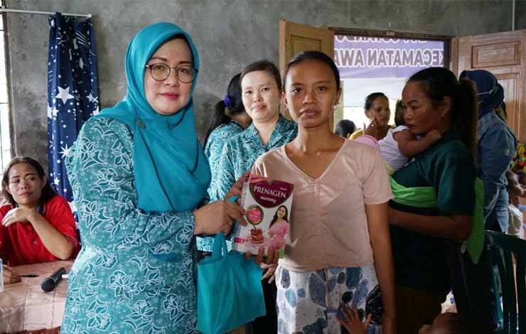 Pj Ketua TP PKK Barito Timur Pimpin Pemberian Makanan Tambahan di Awang