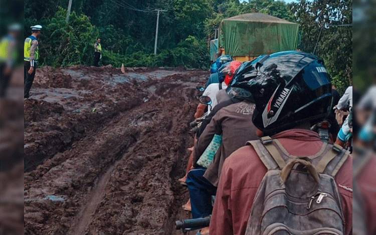 Jalan Arah Kasongan-Kereng Pangi Ditimbun Sebabkan Antrean Panjang