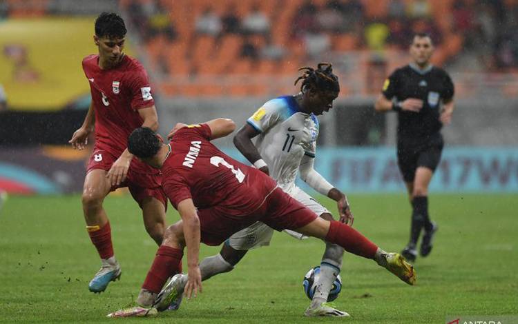 Pesepak bola Timnas Inggris Joel Ndala (kanan) berebut bola dengan pesepak bola Timnas Iran Nima Andarz (tengah) saat bertanding dalam laga penyisihan Grup C Piala Dunia U-17 di Jakarta International Stadium, Jakarta, Selasa (14/11/2023). ANTARA FOTO/Akbar Nugroho Gumay/YU
