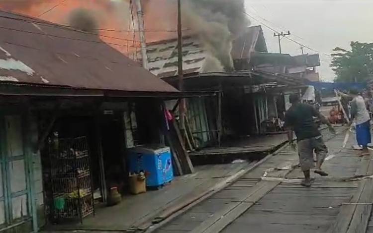 Kebakaran Gegerkan Warga Kelurahan Mandomai Kapuas, Belasan Bangunan Terbakar
